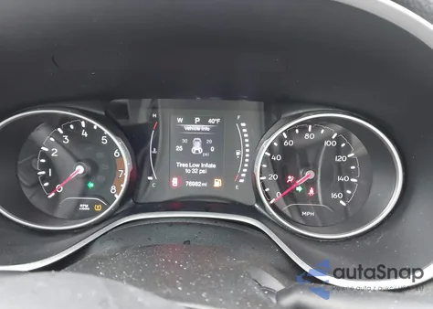 2019 Jeep Compass Latitude 4X4 z USA, uszkodzony, nr VIN 3C4NJDBBXKT750147